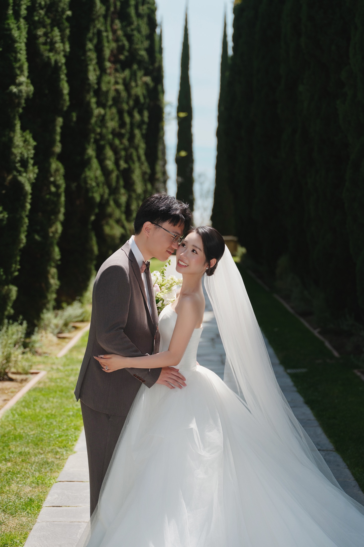 Xinxu and Weiyi posing together at Greystone